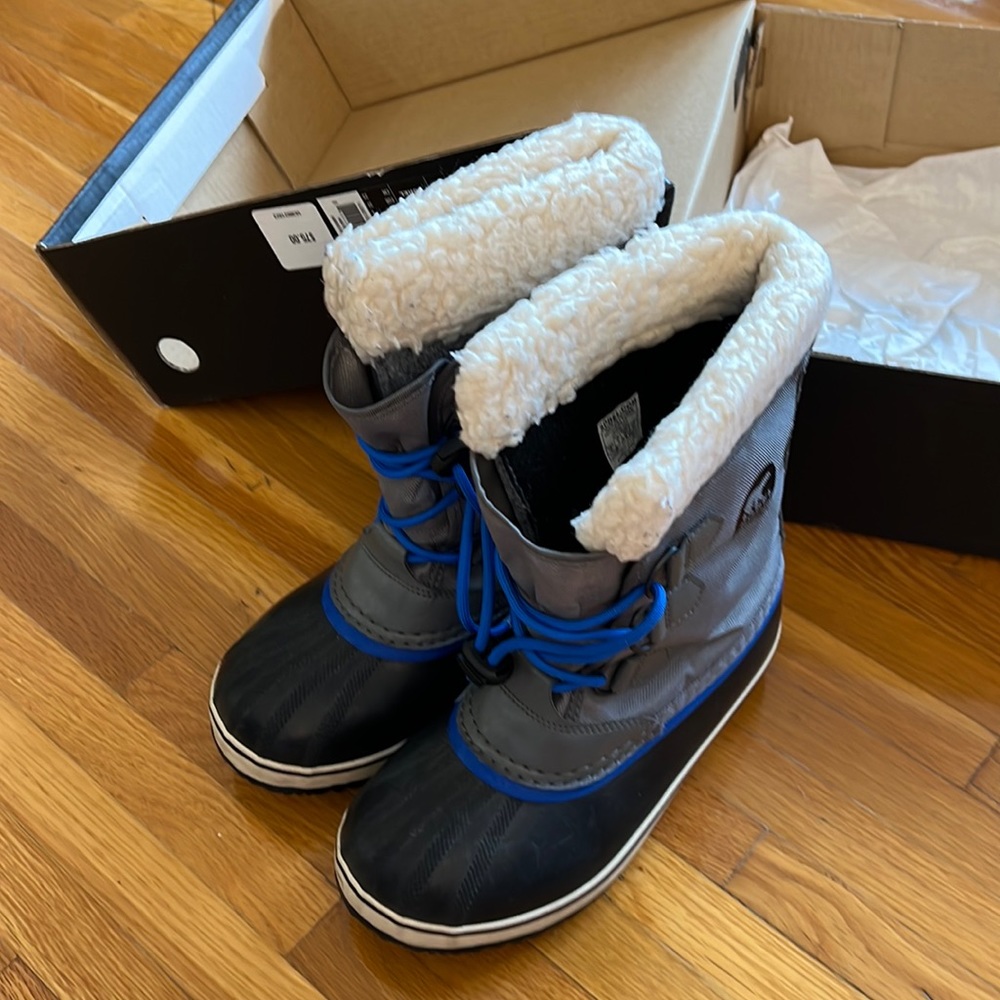 Sorel waterproof snow boots size Youth 5 in grey